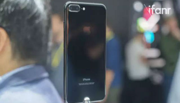 【爱范儿】我们上手了iPhone 7 发现亮点其实不在手机上(图2)