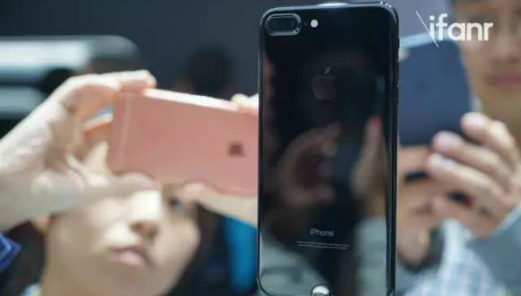 【爱范儿】我们上手了iPhone 7 发现亮点其实不在手机上(图3)