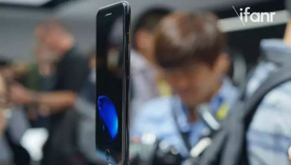 【爱范儿】我们上手了iPhone 7 发现亮点其实不在手机上(图5)