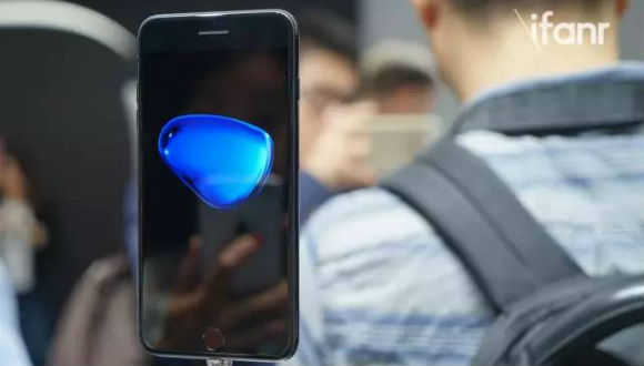 【爱范儿】我们上手了iPhone 7 发现亮点其实不在手机上(图6)