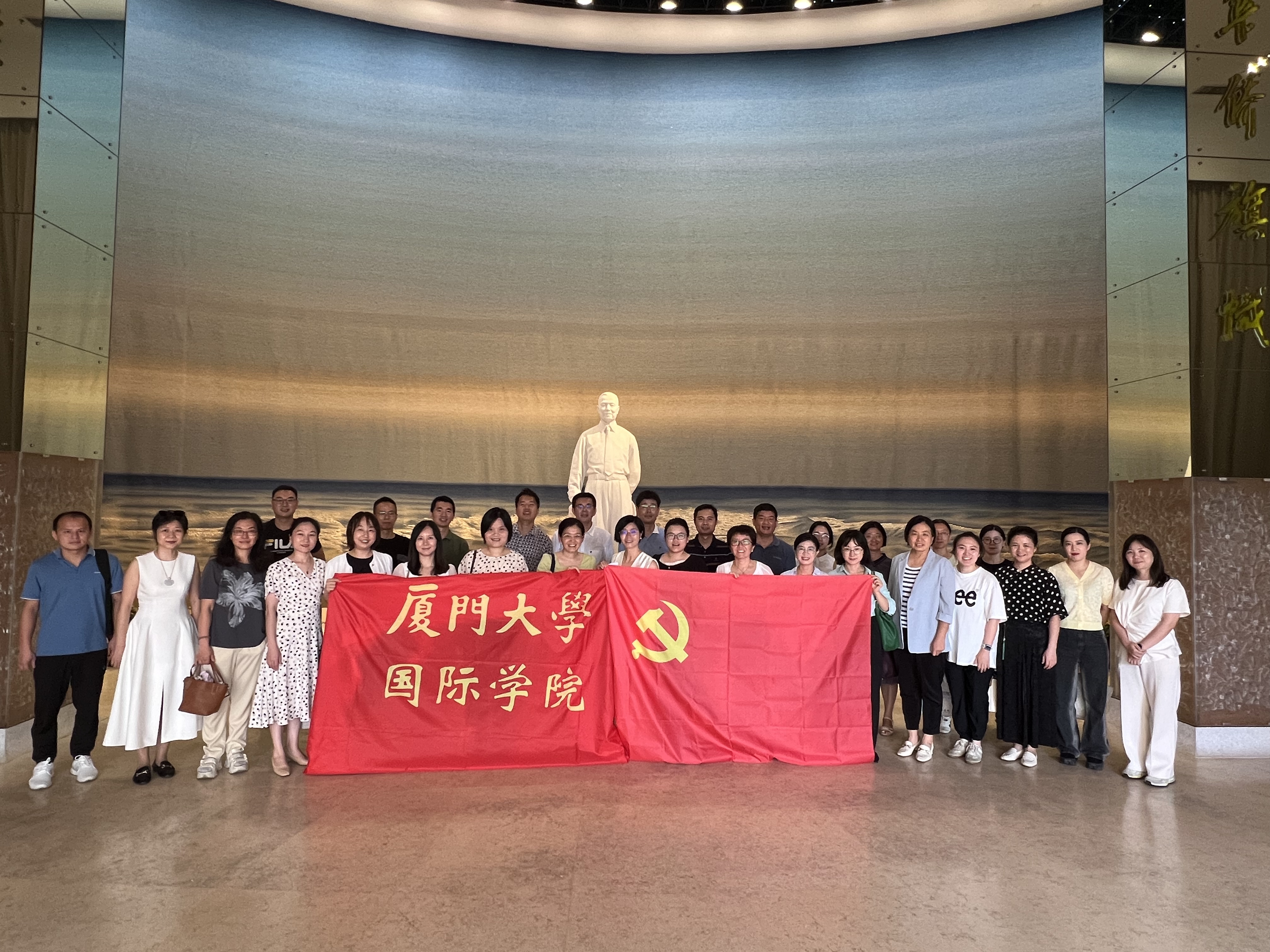 弘扬嘉庚精神，凝聚奋斗力量——国际学院党员参观陈嘉庚纪念馆实践教学(图3)