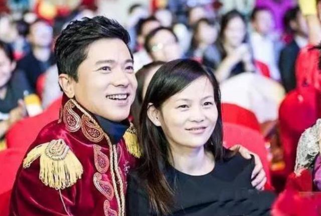 李彦宏女儿李韵迪肤白貌美尽显明星相，网友呼吁其原地出道(图7)