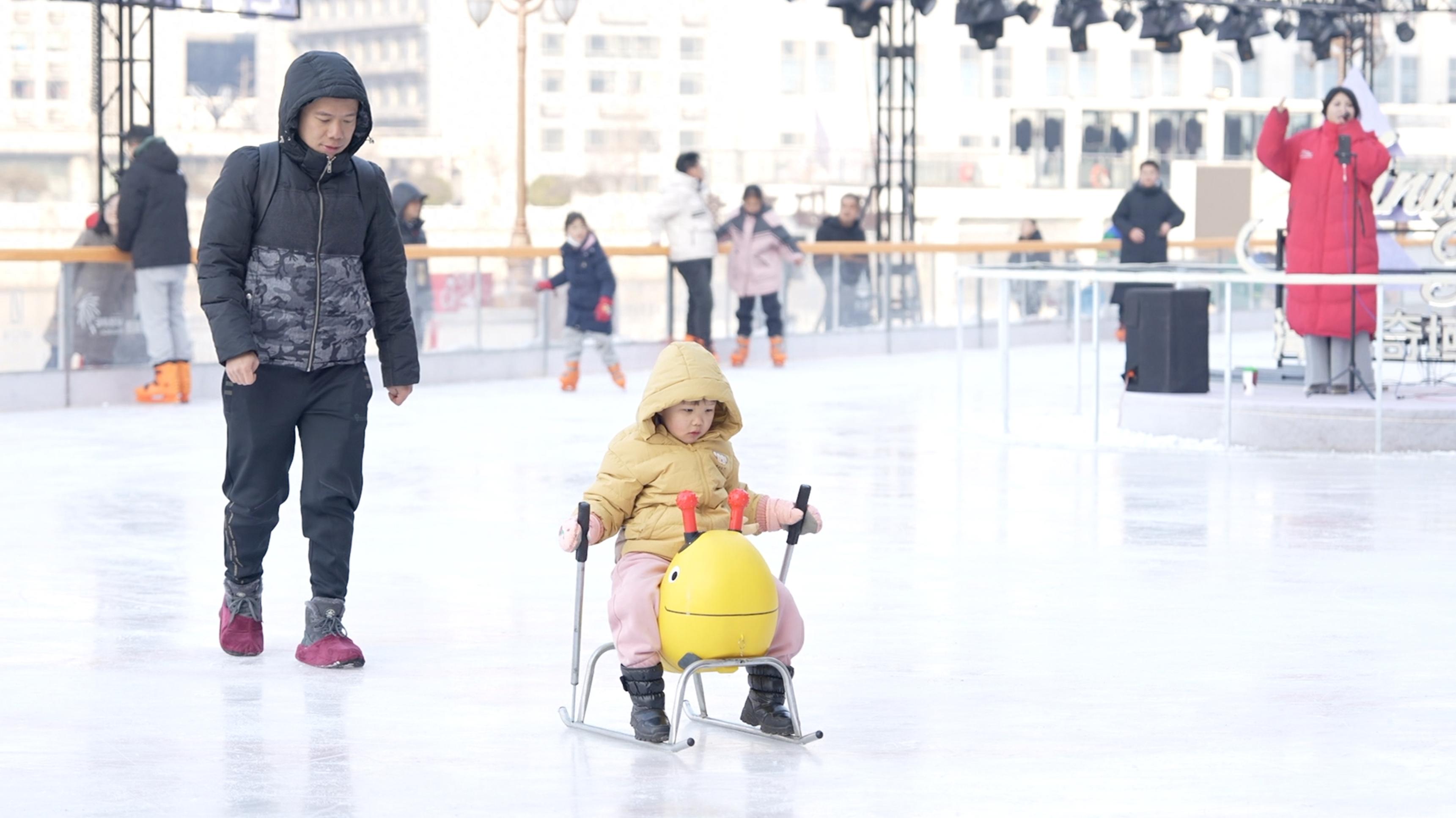 全球连线：冰雪热邂逅中国年 圈粉中外游客